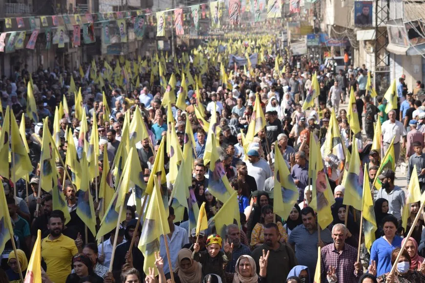 Di şermezarkirina komploya navneteweyî de beşdariya girseyî