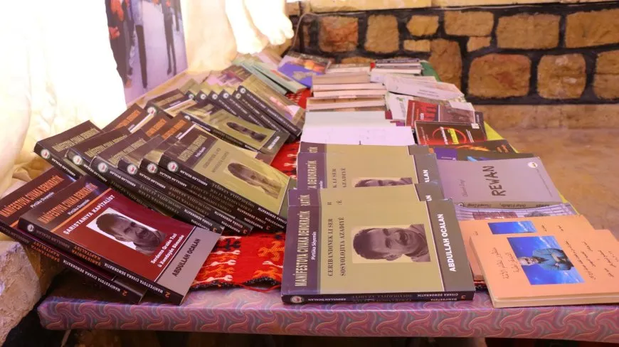  Li Helebê pêşangeha wêne û pirtûkên Rêber Abdullah Ocalan