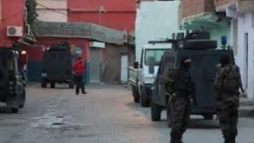 Qirkirina siyasî berdewam e; 15 kes li Amedê hatin destgîrkirin