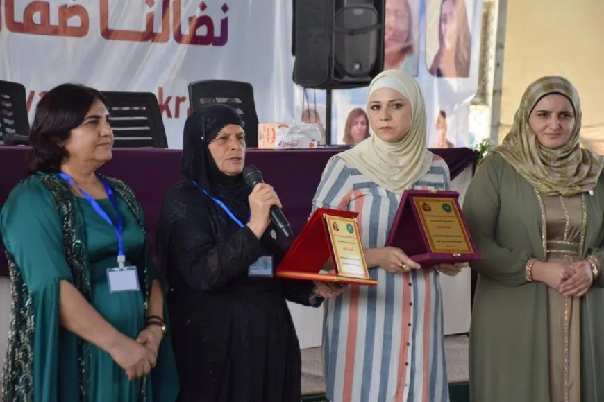 Malbatên şehîd Hevrîn û Nadiya hatin xelatkirin