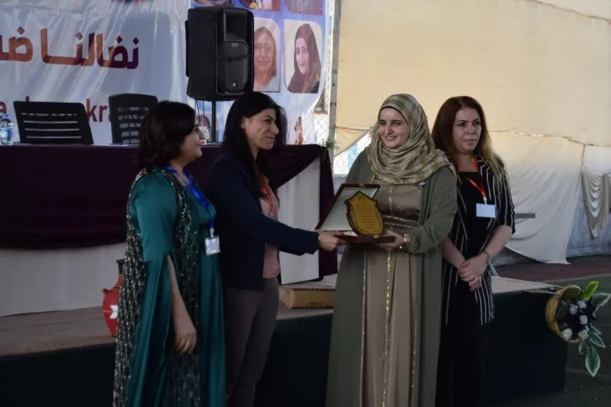 Malbatên şehîd Hevrîn û Nadiya hatin xelatkirin