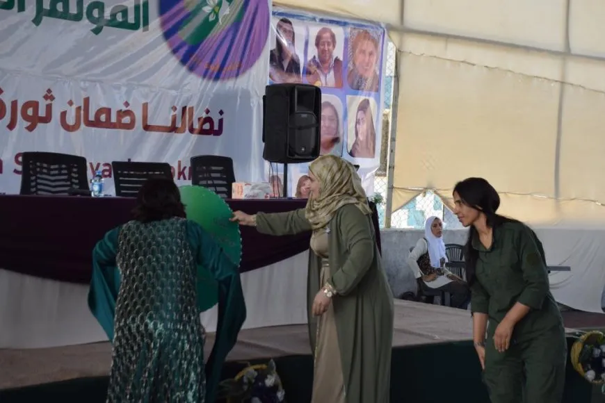 Malbatên şehîd Hevrîn û Nadiya hatin xelatkirin