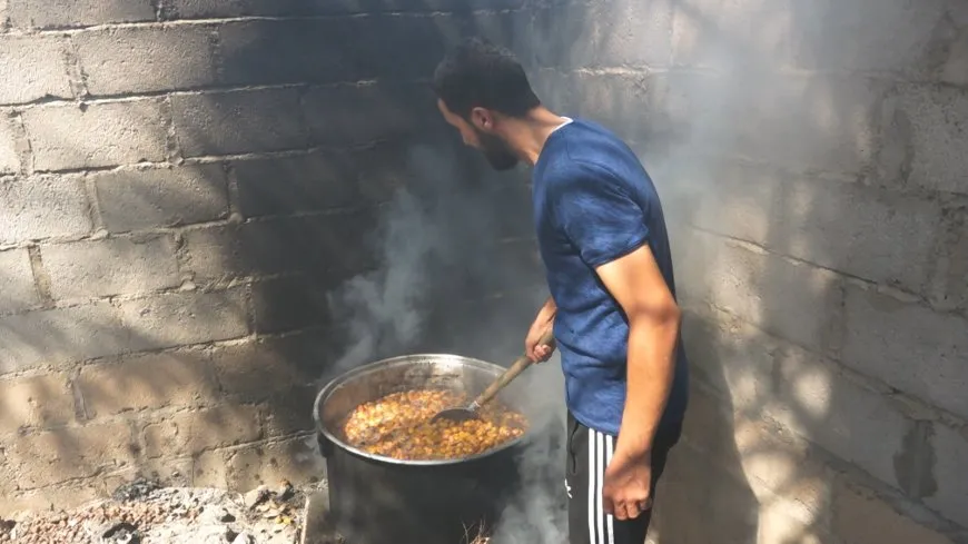 Bajarokê Baxozê pêdiviya xwe ji xurmeyan peyda dike