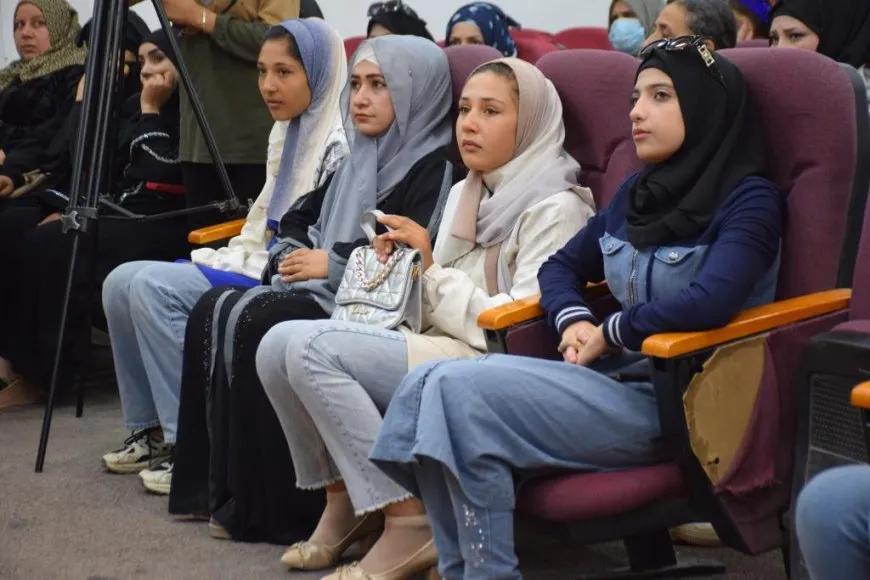 Jinên ciwan rola Rêber Abdullah Ocalan di çareseriyê de nîqaş dikin