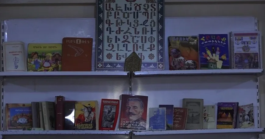 Di pêşangehê de pirtûkên ziman û dîroka pêkhateyan