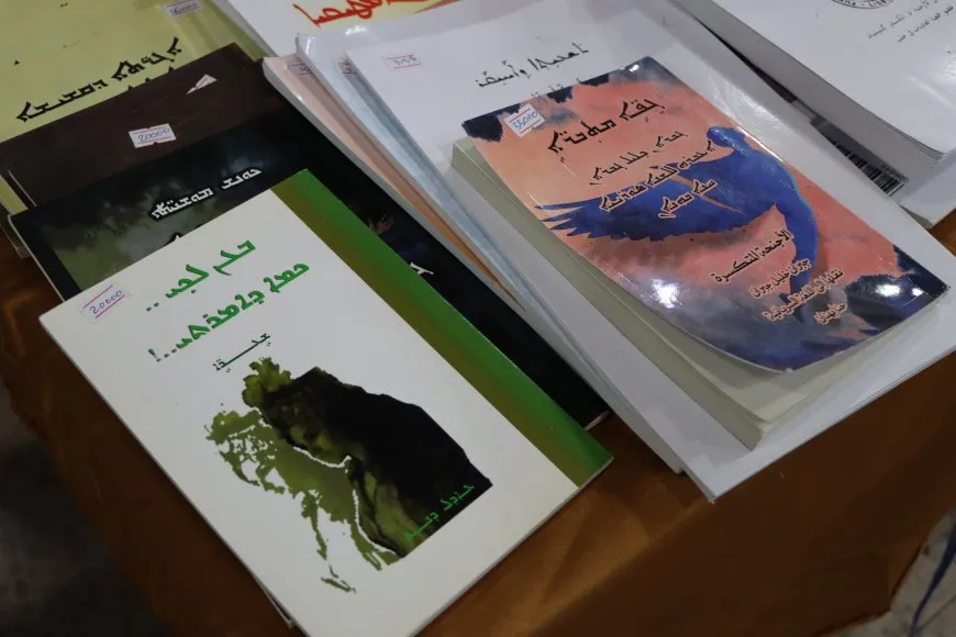 Di pêşangehê de pirtûkên ziman û dîroka pêkhateyan