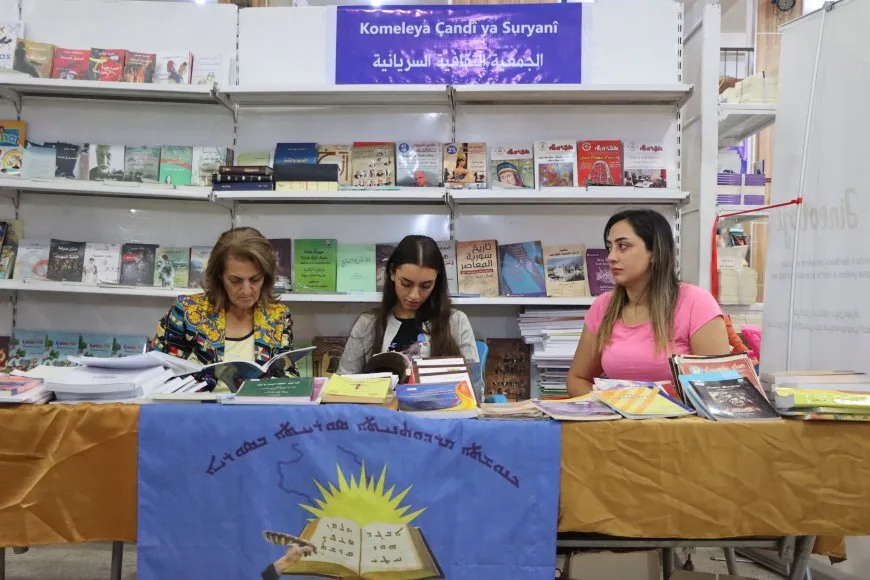 Di pêşangehê de pirtûkên ziman û dîroka pêkhateyan