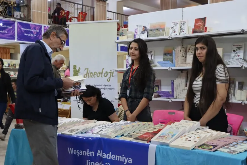 Akademiya Jineolojî bi pirtûkên şehîdan tevlî pêşangehê dibe