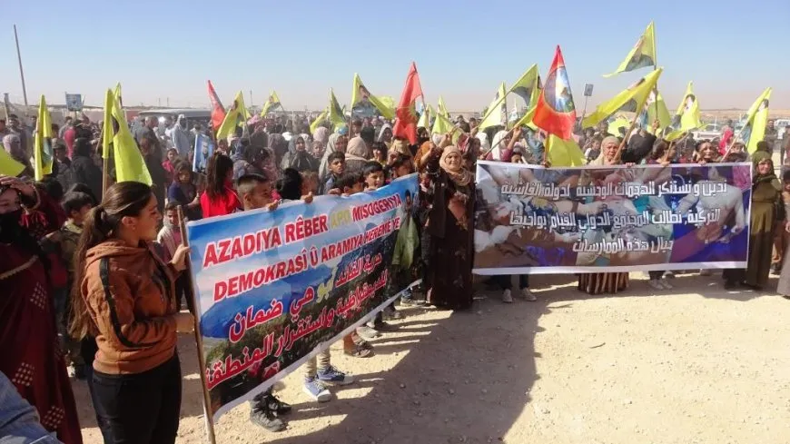 Koçberên Girê Spî li dijî êrişan daketin kolanan