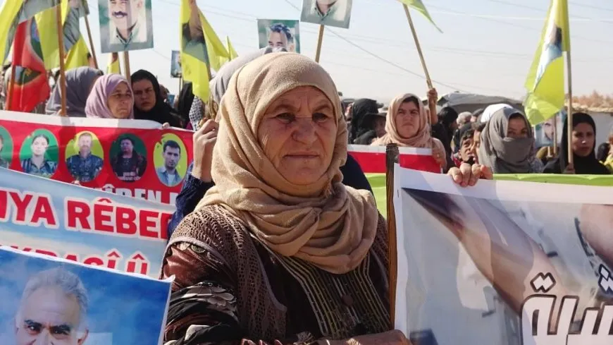 Koçberên Girê Spî li dijî êrişan daketin kolanan