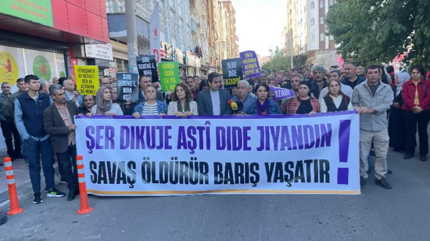 Li Amedê protesto: Li Bakur û Rojhilatê Sûriyeyê sûcê şer tê kirin