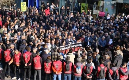 Li Amedê bi hezaran kes li dijî tayînkirina qeyûman meşiyan