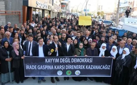 Li Geverê peyama 'Deriyên Îmraliyê vekin'