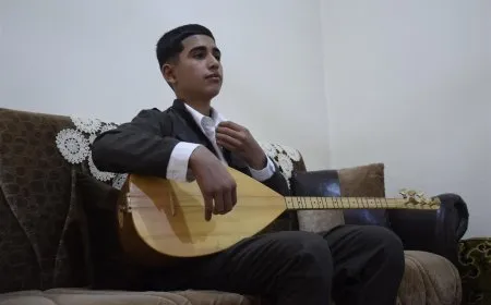 Bi deng û tembûra xwe hunera resen diparêze