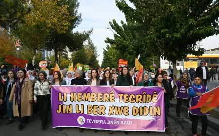 Bi dirûşma 'Jin li dijî tecrîdê li ber xwe didin' meşiyan
