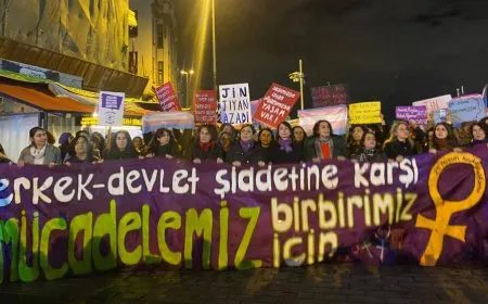 Bi boneya 25ˋê Mijdarê jin li Stenbolê meşiyan