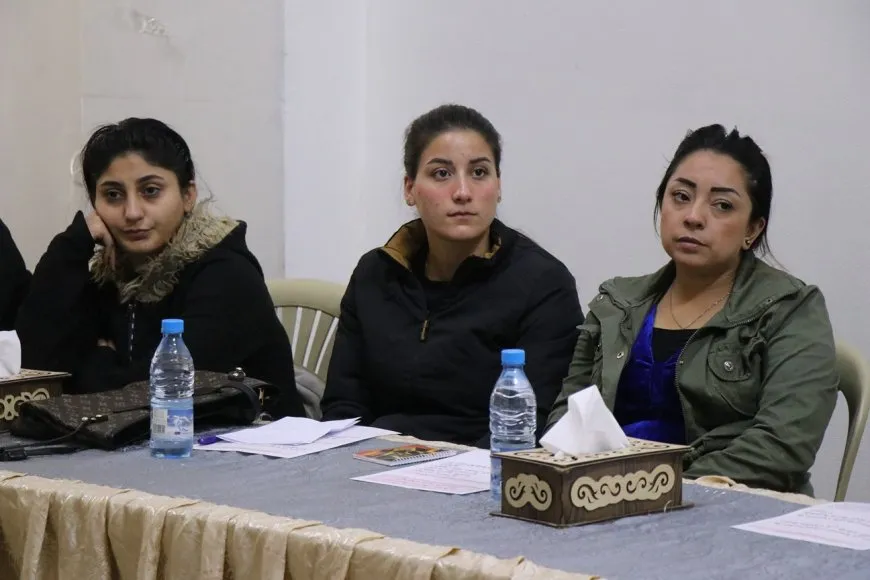 Li Helebê bi boneya Roja Têkoşîna li Dijî Tundiya li Ser Jinan panel