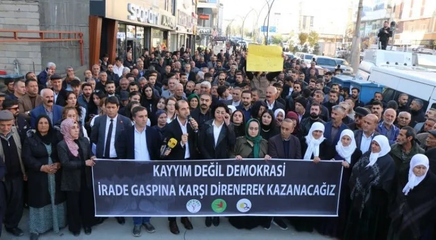 Li Geverê peyama 'Deriyên Îmraliyê vekin'