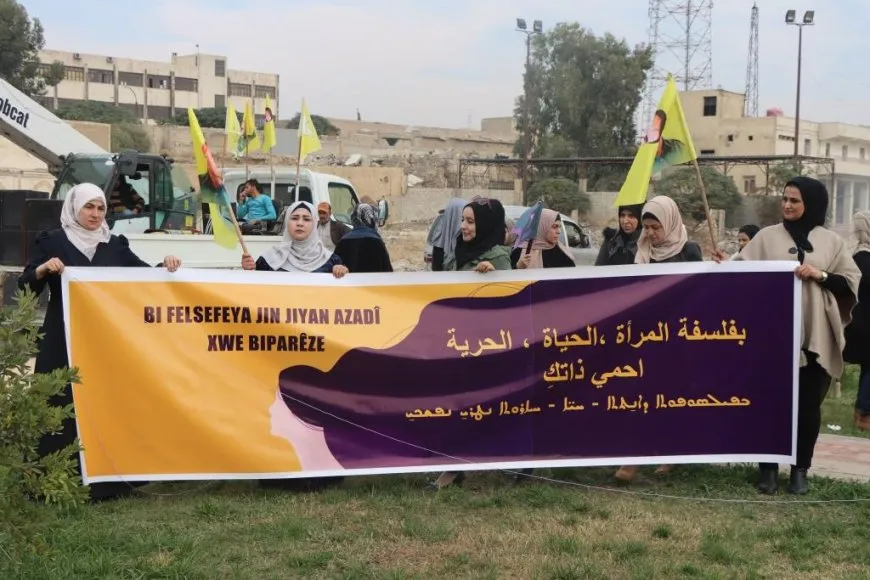 Li Reqayê pankartên 25ˋê Mijdarê hatin daliqandin