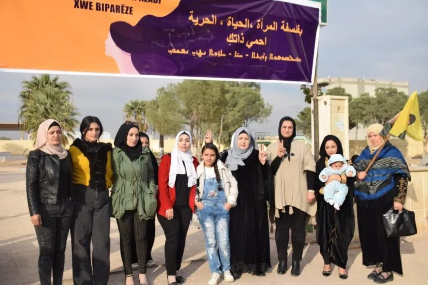Li Reqayê pankartên 25ˋê Mijdarê hatin daliqandin