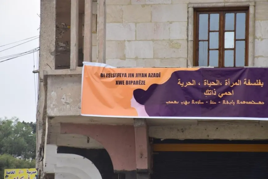 Li Reqayê pankartên 25ˋê Mijdarê hatin daliqandin
