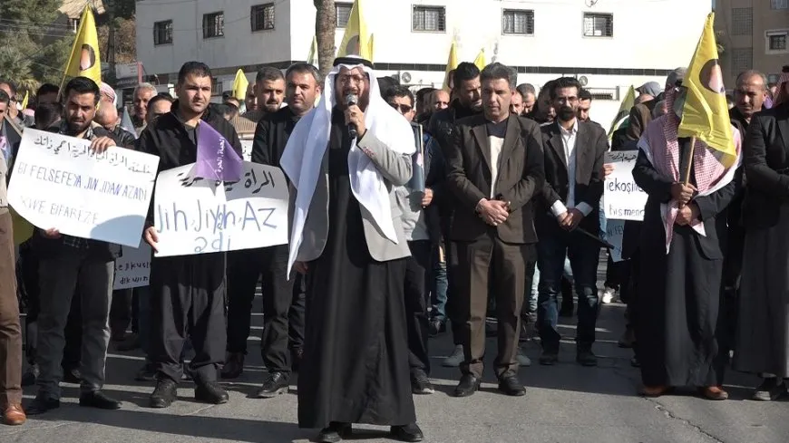 Li Tebqa û Kobanê mêr li dijî tundiya li ser jinan meşiyan