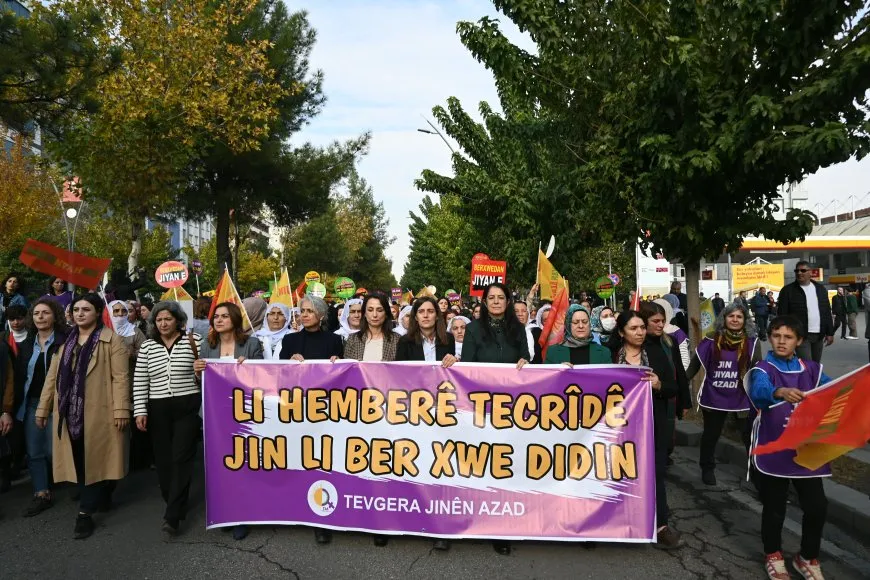 Bi dirûşma 'Jin li dijî tecrîdê li ber xwe didin' meşiyan