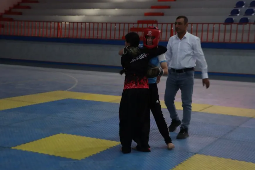 Li Qamişloyê turnuvaya kickboksê ya jinên ciwan li dar ket