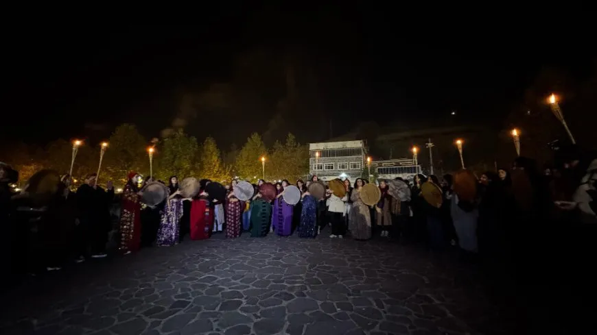 TJAˋyê bi erbane û meşaleyan çalakiyek li dar xist