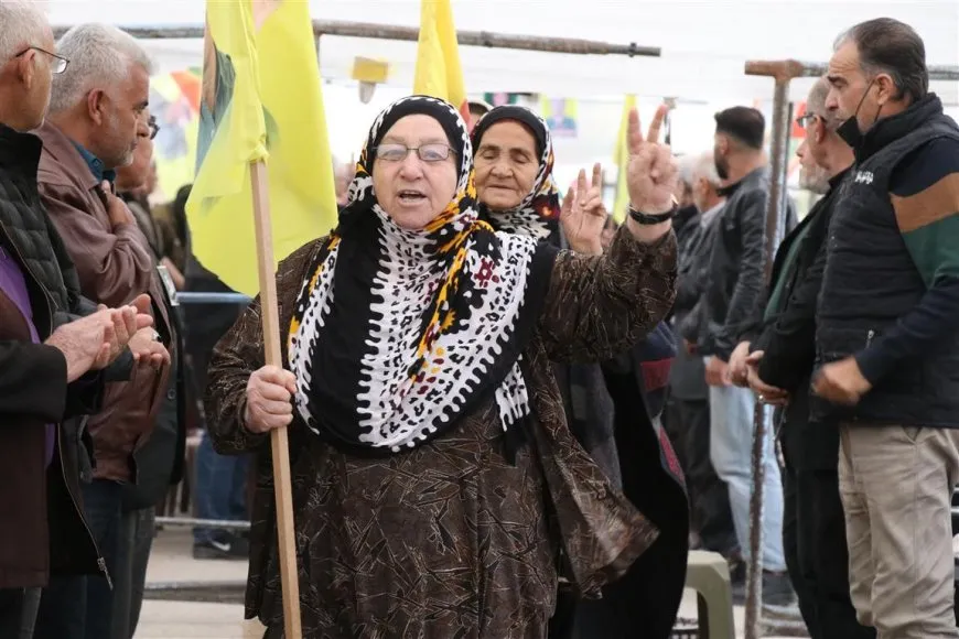 ˋDema em behsa azadiyê dikin yekser şehîd tên bîra meˊ