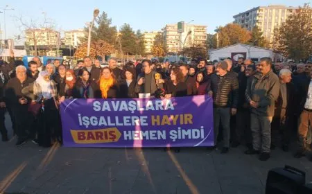 Gelê Bakurê Kurdistanê êrîşên li ser Bakur û Rojhilatê Sûriyeyê protesto kir
