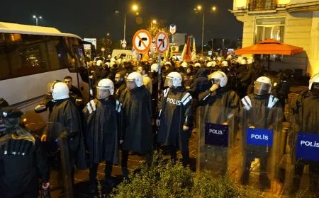 Polîsan êrîşî çalakiya protesyoya ji bo Bakur û Rojhilatê Sûriyeyê kirin