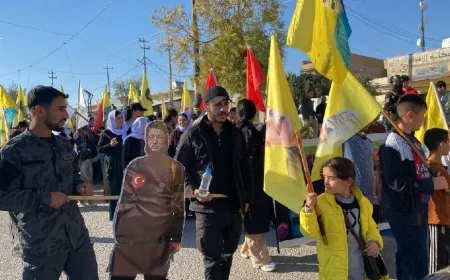 Şengalî ji bo piştgiriya Rojava dimeşin