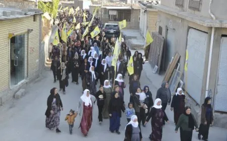 Li Mexmûrê meşa li dijî êrişên li ser Bakur û Rojhilatê Sûriyeyê