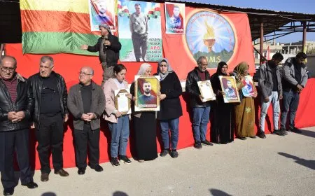 Şêniyan sersaxî da malbatên şehîd Enes û Ebdela
