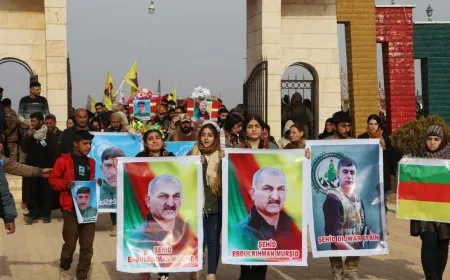 Şêniyên Hesekê û koçberan cenazeyên 3 şehîdan oxir kirin