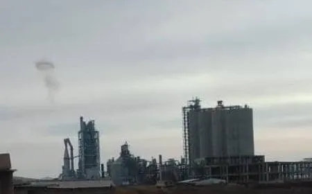 Balafireke bêmirov kargeha Lavarge ya li başûrê Kobanê bombebaran kir