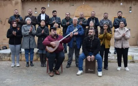 Hunermendên Kobanê bi navê `Em li pişta QSD YPJˋê ne` klîbekê amade dikin