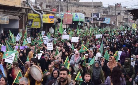 Bi hezaran jin li Qamişloyê meşiyan: Kobanê xeta sor e