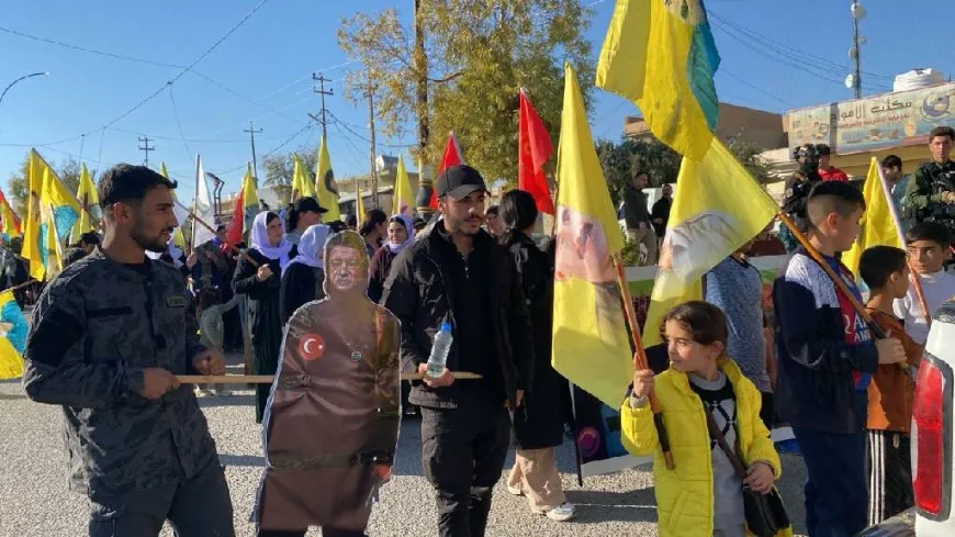 Şengalî ji bo piştgiriya Rojava dimeşin