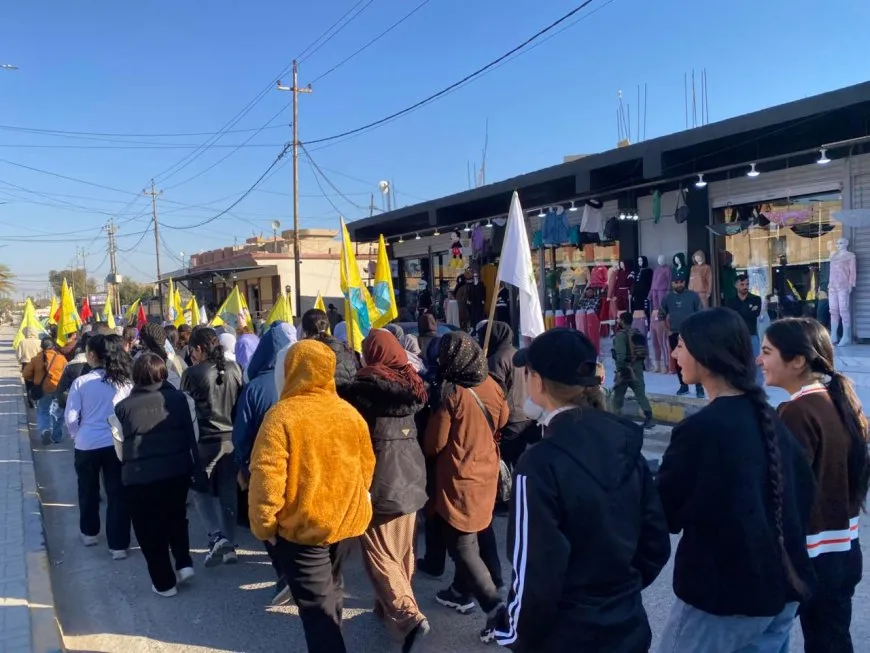Şengalî ji bo piştgiriya Rojava dimeşin