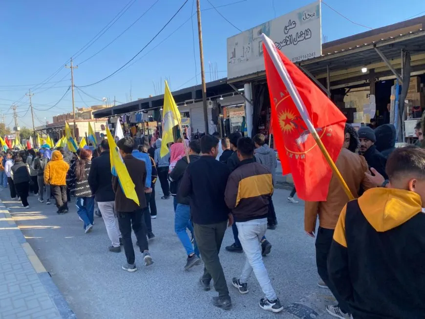Şengalî ji bo piştgiriya Rojava dimeşin