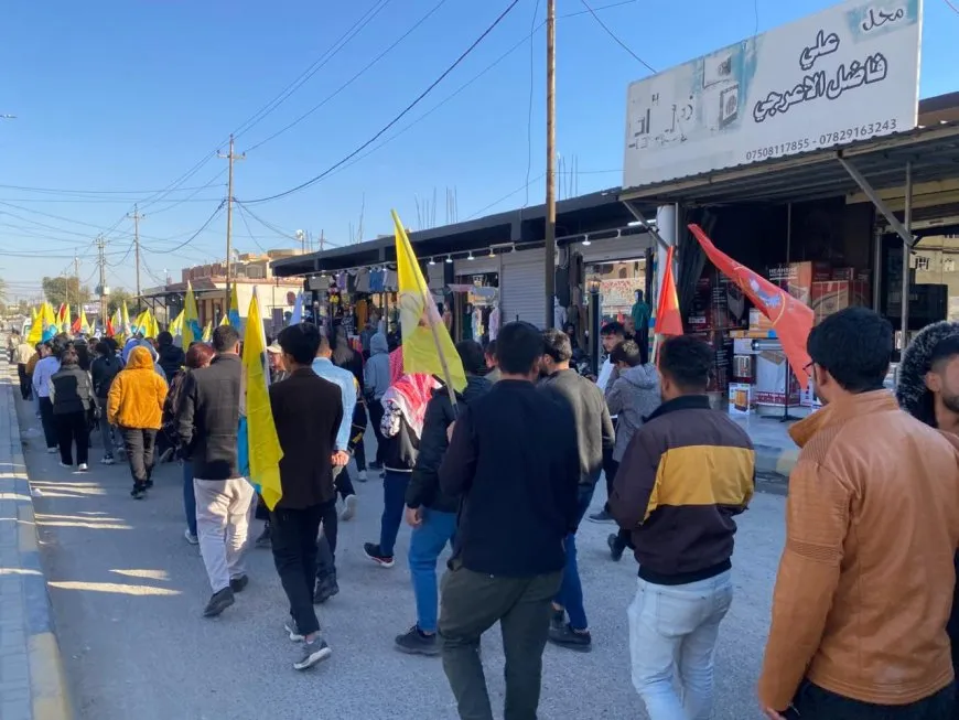 Şengalî ji bo piştgiriya Rojava dimeşin