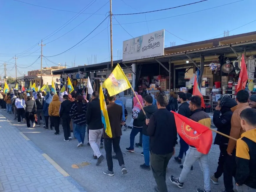 Şengalî ji bo piştgiriya Rojava dimeşin
