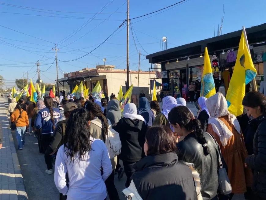 Şengalî ji bo piştgiriya Rojava dimeşin