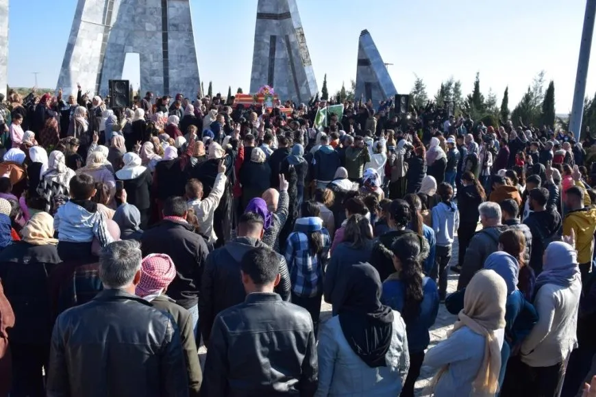 Cenazeyê şervanê Komandos li Kobanê spartin axê