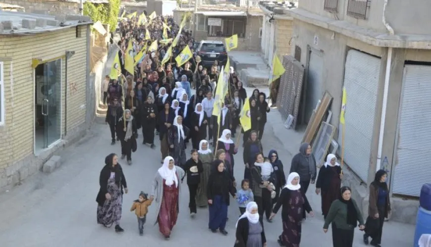 Li Mexmûrê meşa li dijî êrişên li ser Bakur û Rojhilatê Sûriyeyê