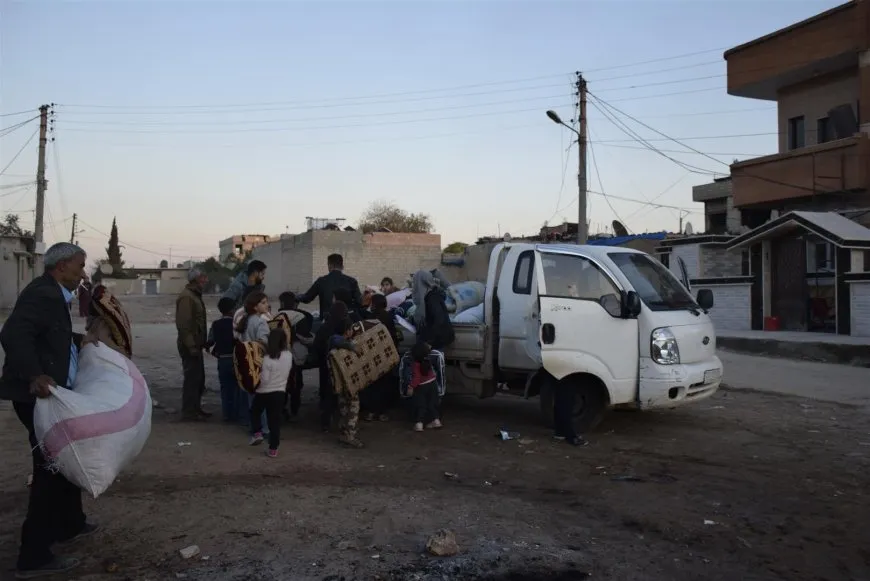 Xelkê Dirbêsiyê alîkariyan ji koçberan re kom dikin