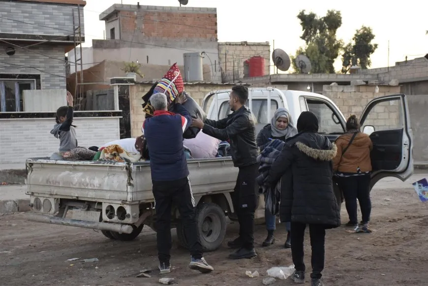 Xelkê Dirbêsiyê alîkariyan ji koçberan re kom dikin