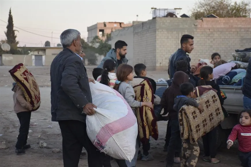 Xelkê Dirbêsiyê alîkariyan ji koçberan re kom dikin